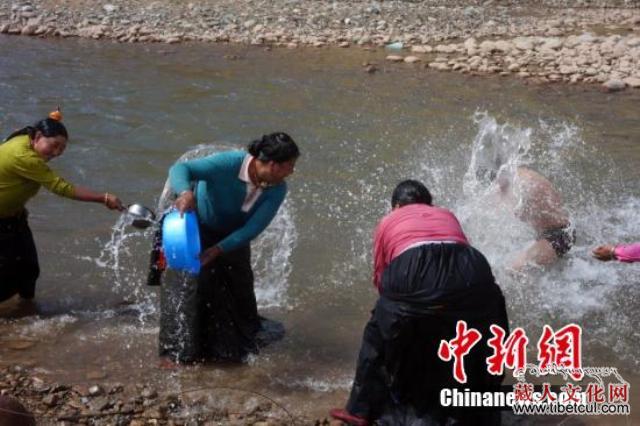 玉树县人口_救援人员在玉树县默哀.-青海玉树举行哀悼活动(2)