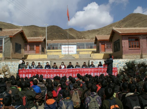 藏人文化发展促进会甘南州玛曲牧区献爱心