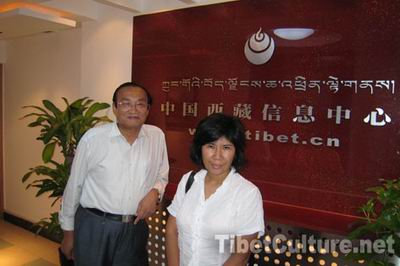 中国西藏信息中心总编辑接受秘鲁《商报》记者采访
