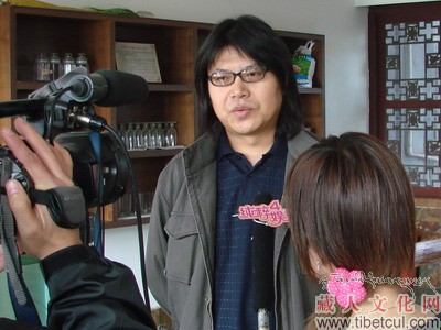 藏地旅游网总裁和形象代言人接受电视媒体采访