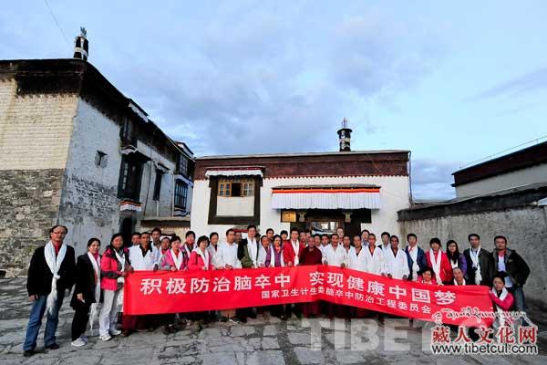 同心·共铸中国心西藏行向扎什伦布寺捐药品器械