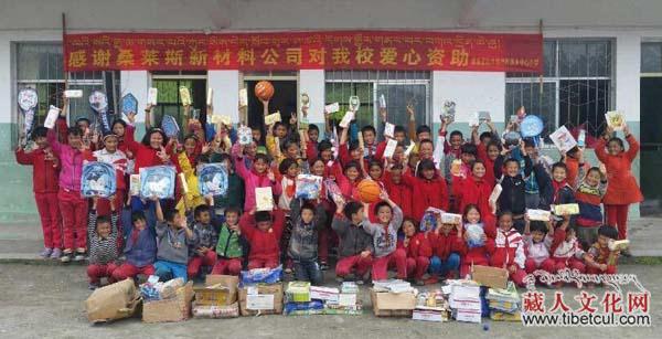 “川藏爱心天路行”团为藏区孩子送温暖