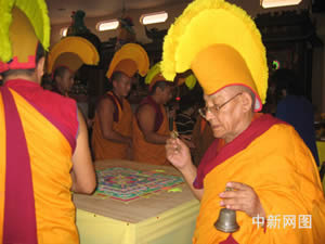 西藏僧人在美国关帝庙颂经说法