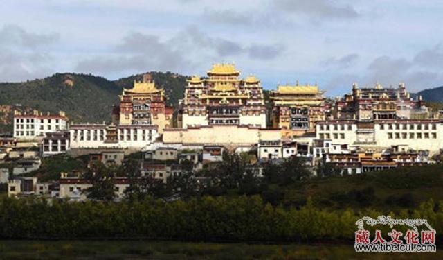 云南香格里拉噶丹松赞林寺成为旅游热点景区