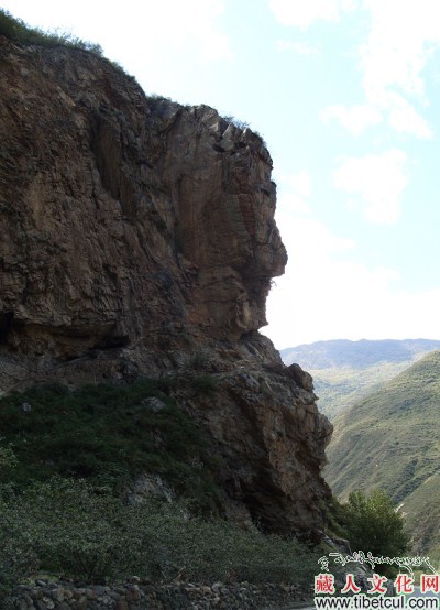 甘孜丹巴发现巨型天然半身侧面岩石佛像（图）