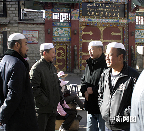 图：西藏穆斯林欢庆伊斯兰教传统节日古尔邦节
