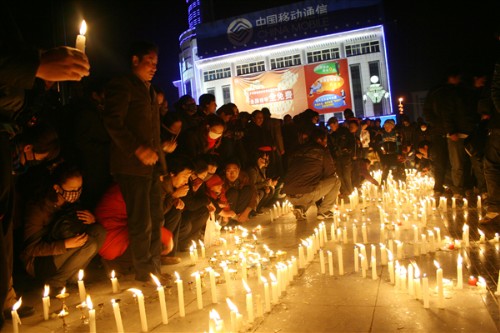甘南合作市民举行燃灯仪式祈福灾区同胞