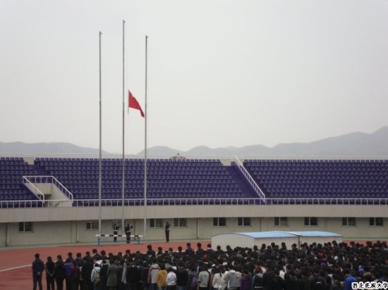 西北民族大学各族师生分别在两校区举行降半旗哀悼活动