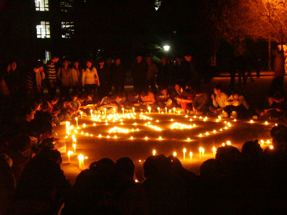 西北师大藏族学生自发组织为玉树地震灾区祈福活动