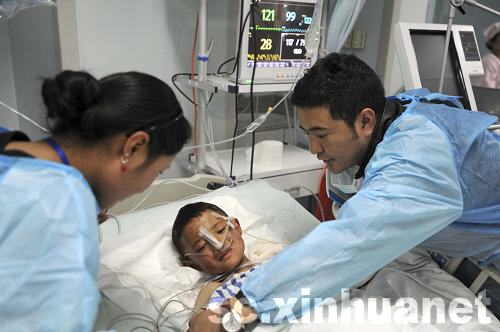 西南民族大学藏族研究生志愿者为玉树伤员服务