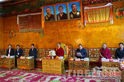 十一世班禅在西藏扎什伦布寺出席公益慈善捐赠仪式