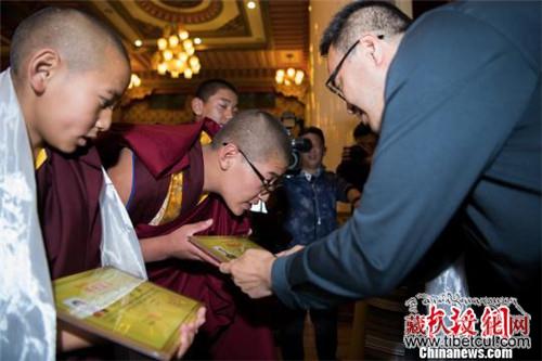 西藏佛学院举行首届少年活佛班小学毕业典礼
