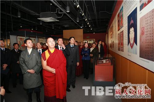 藏传佛教界人士在北京参观活佛转世专题展