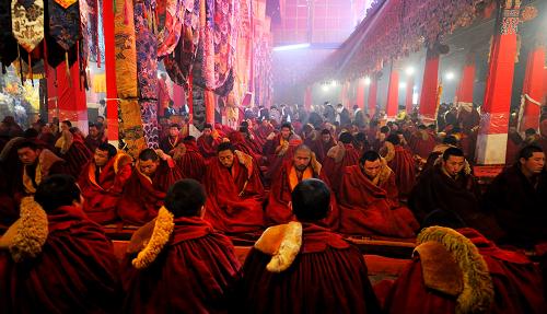 拉萨三大寺举行藏历新年传昭法会祈愿新年吉祥