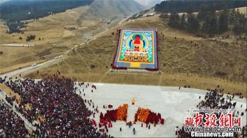 “世界藏学府”拉卜楞寺晒佛 五万余人雪中瞻佛
