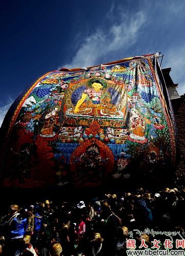 西藏山南贡嘎县贡嘎曲德寺举行展佛法会
