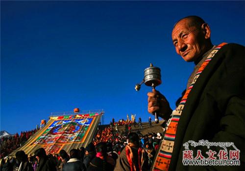 甘南藏区正月大法会 吸引数十万信众和游客关注