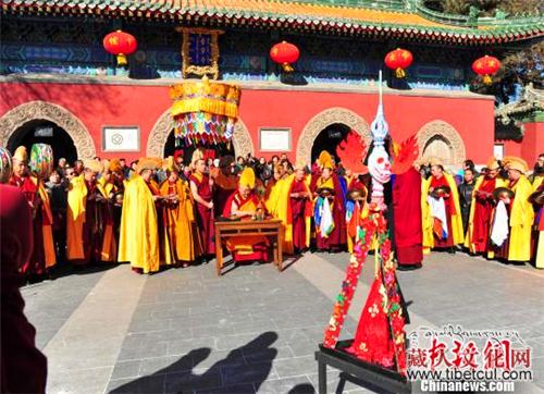 中国北方最大藏传佛教寺庙举行“驱魔”祈福活动