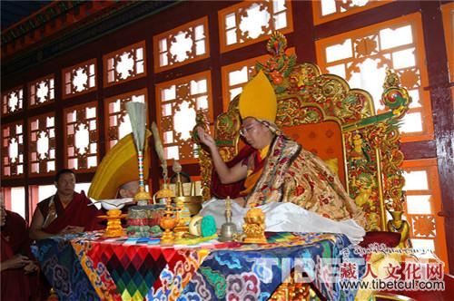 第十一世班禅为西藏扎什伦布寺藏经阁加持开光