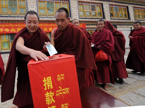 西藏哲蚌寺僧人自发组织向西南旱灾区捐款3万余