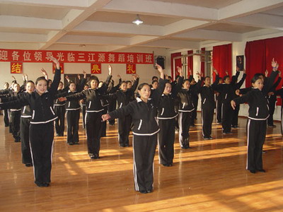 首期三江源转产牧民舞蹈培训班结业并举行汇报演出