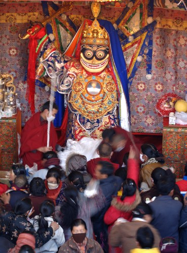 西藏拉萨妇女欢度“白拉姆”节