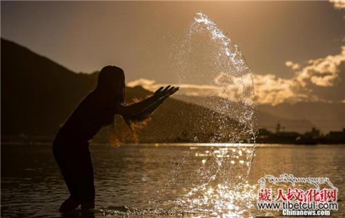 拉萨迎来传统"沐浴节 藏族民众河边戏水