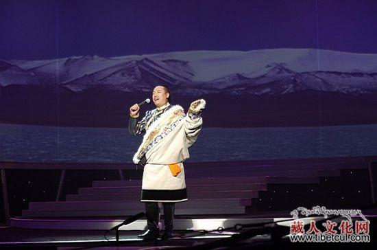藏族歌手扎西尼玛在中国原生态民歌盛典上获金奖