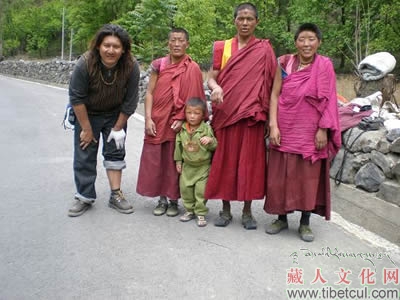 藏族青年索南才让骑车去拉萨