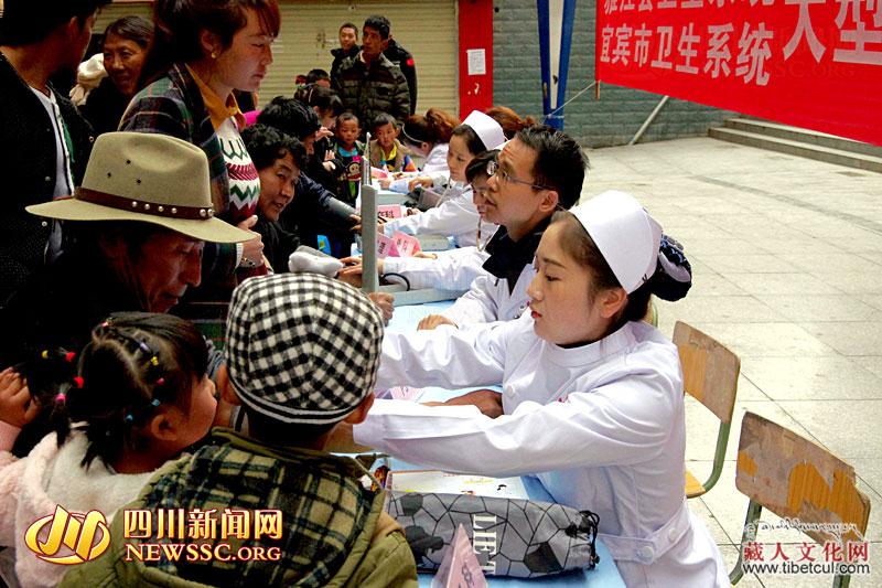 宜宾甘孜医务人员为甘孜藏区群众开设“街头医院”