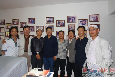 青海藏语卫视《走进华锐》摄制组做客藏人文化网