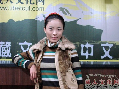 美女歌手格西江作客藏人文化网