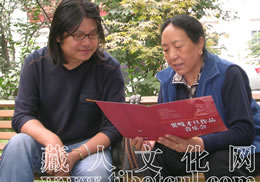 藏人文化网向著名歌唱家才旦卓玛赠送图书