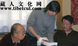 藏人文化网向丹珠昂奔、谢玉杰、金雅声赠送网刊及图书