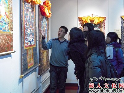 藏人文化网副总编曲世宇应邀在上海复旦讲解唐卡