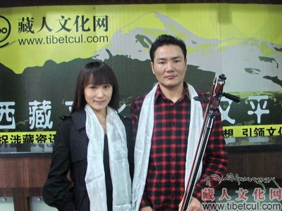 蒙古族青年马头琴演奏家作客藏人网