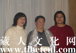 藏人文化网向著名文学评论家雷达赠送图书