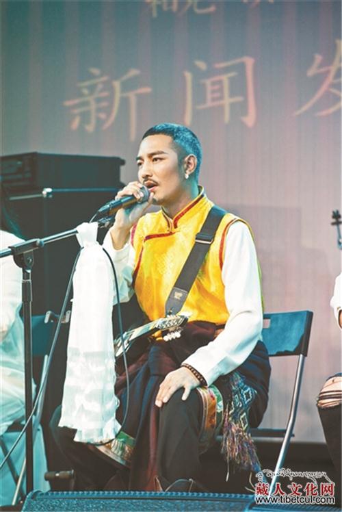 从央视星光大道走出来的"藏歌王子"德格叶于10月14日在京演民族宫大