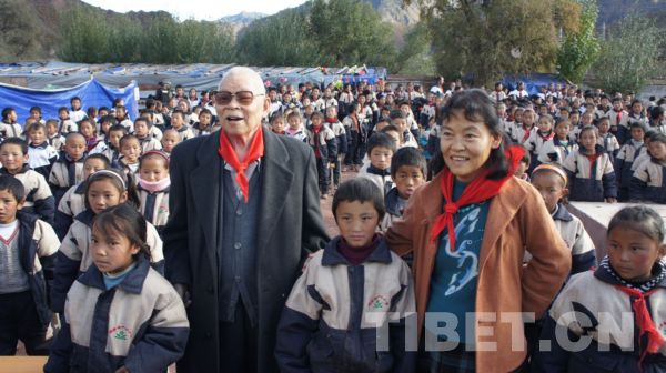 阴法唐和昌都俄洛镇中心小学师生在一起