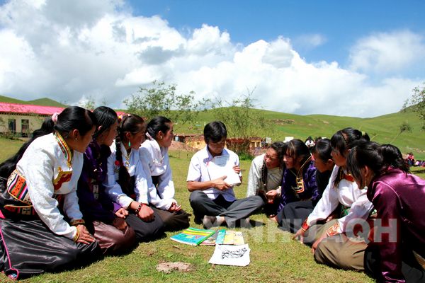 8月6日，拉加草原女子学校六年级的学生在上英语课。