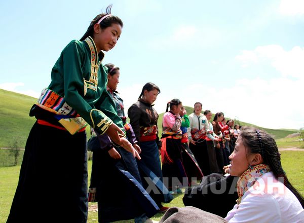 8月6日，学生在操场上进行一对一的辩论，两人一组，一人坐在地上，一人站在前面，你来我往，深入辩论。