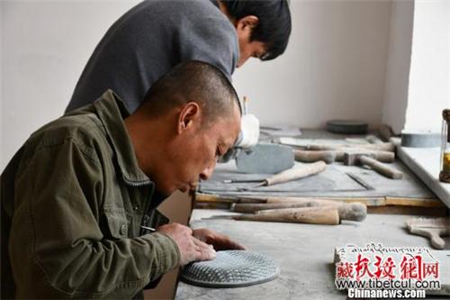 甘肃广至藏族乡传承千年手艺 精雕细刻造幸福