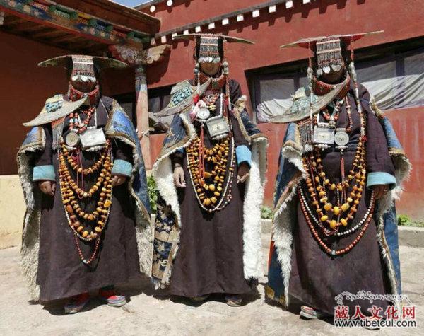 西藏阿里地区稀有名贵的"孔雀服"