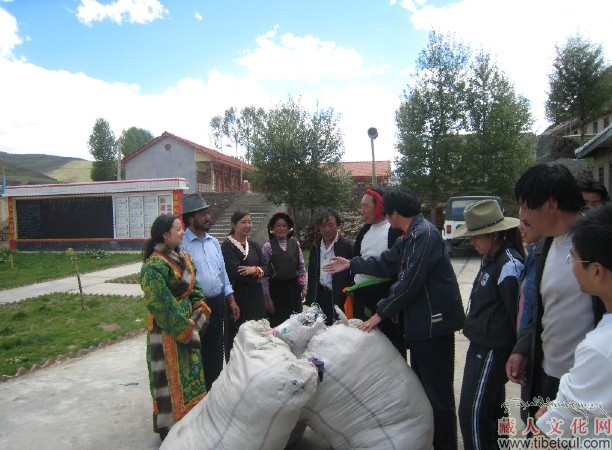 藏人文化促进会赴雅江捐赠衣物