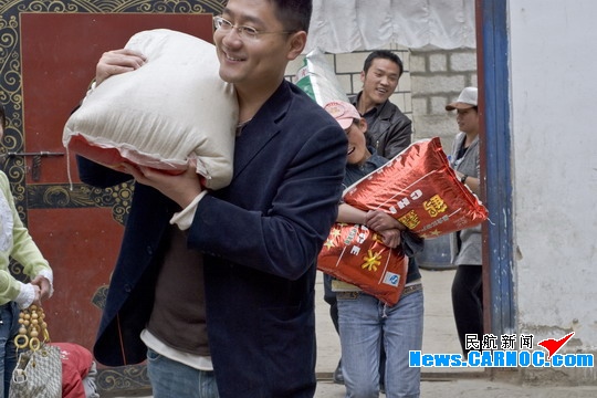 国航西藏团员捐款援助拉萨孤儿
