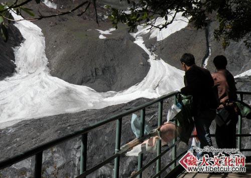 梅里雪山明永冰川受气候变暖影响每年缩达百余米