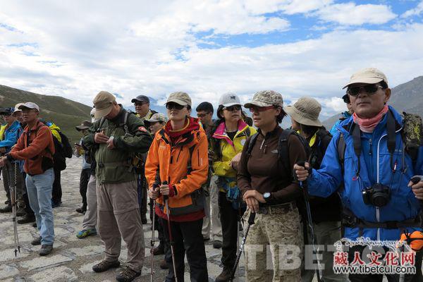 环保志愿者参与公益环保活动倡导全社会关注神山圣湖