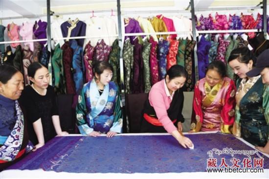 青海海东循化藏族残疾妇女多洛制作藏服受青睐