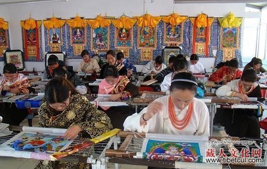 青海省海南州贵南县一千一百多名农村妇女从事藏绣制作