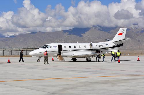 西藏日喀则和平机场完成校飞任务 即将投入使用